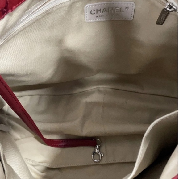 🌟 Authentic 🌟 CHANEL Red Quilted Women's Bag - Picture 8 of 16